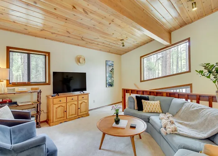 Spacious With Deck - Near Golf Holiday home