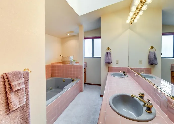 Spacious With Deck - Near Golf Holiday home *