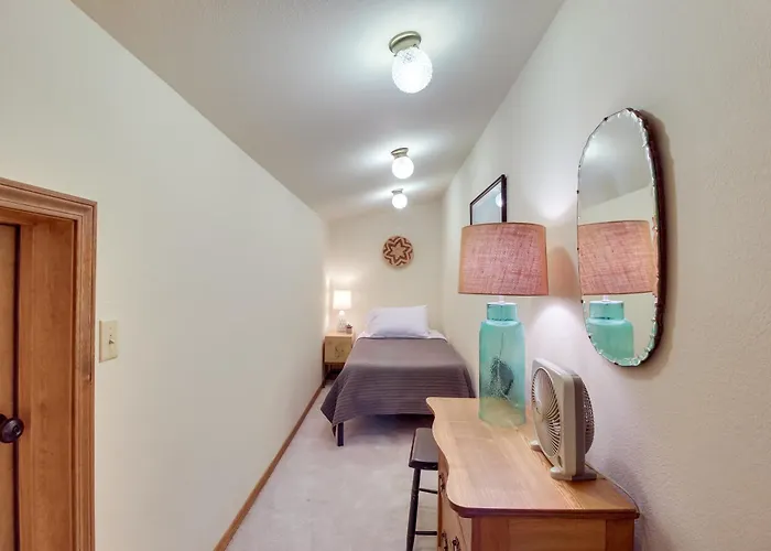Spacious With Deck - Near Golf *